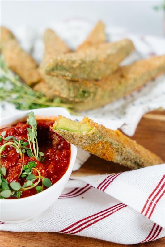 ką daryti su prinokusiu avokadu, avokado bulvių recepto idėja su parmezanu ir gurmanu, meniu ketogeninė dieta, avokado užkandis