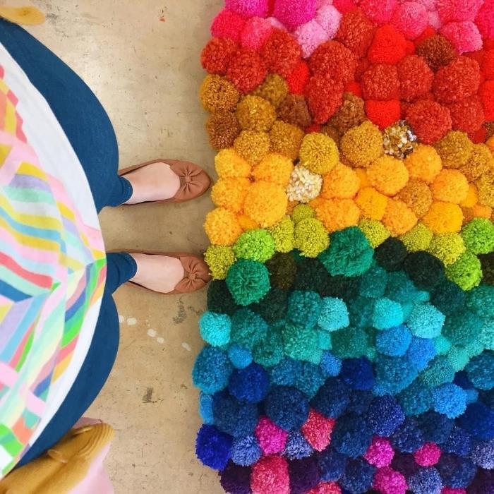 şirin el yapımı ponpon kilim modeli, yün ponponlarla ne yapılır, renkli ponponlarla kolay kendin yap kilim fikri