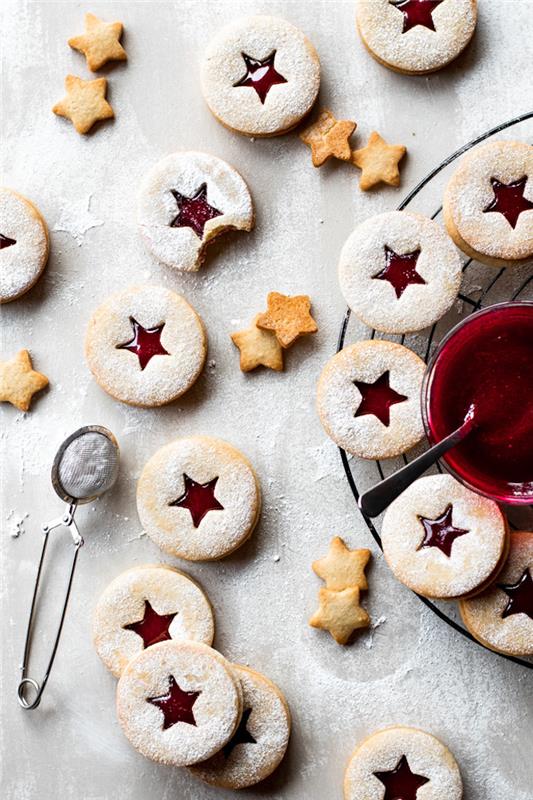 mala božična torta, piškotek z marmelado z zvezdico, Linzerjeva ideja enostaven in hiter recept s sladkorjem v prahu na vrhu