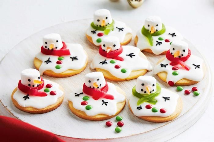 majhne božične torte s sladkorjem in maslom z vzorcem snežaka iz marshmallowa z barvito dekoracijo mms