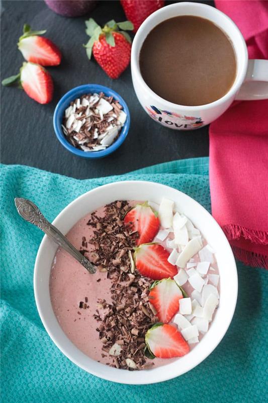 smoothie skleda okusen, a zdrav recept, ki združuje naše najljubše čokoladne in jagodne okuse