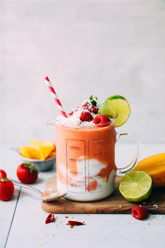 recept za smoothie mešalnik iz manga in rdečega sadja za okusno in kremasto pijačo