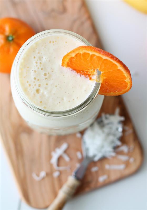 recept za tropski smoothie s kokosom, ananasom in pomarančnim sokom, kaj je zdrav smoothie