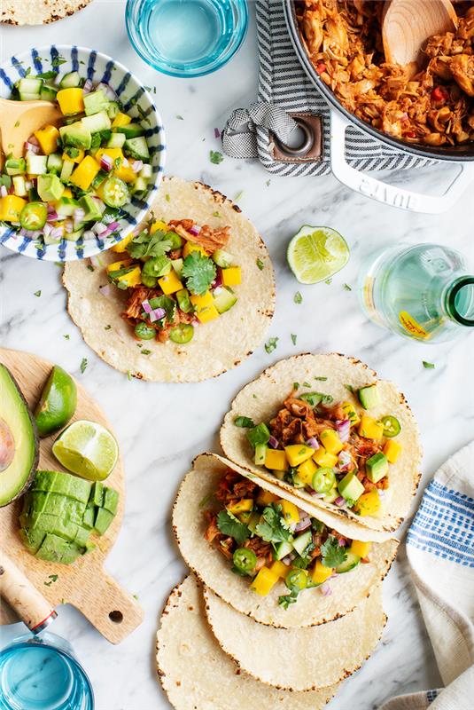 Mehiški recept za hitre domače goveje tacos, okrašene z avokadom, rumenim poprom in peteršiljem