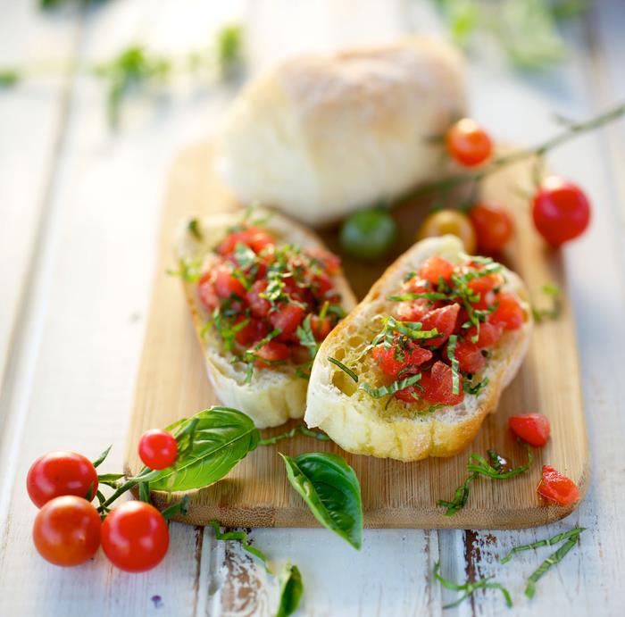 basit bir kiraz domates ve fesleğen bruschetta, taze ve lezzetli mevsimlik malzemelerle hızlı İtalyan tostu
