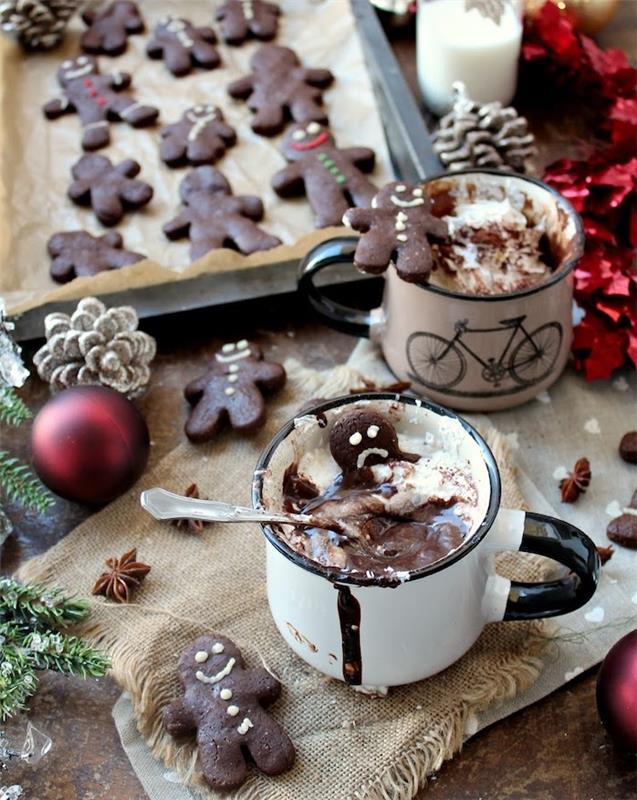 ev yapımı sıcak çikolata zencefilli kurabiye ile servis edilir zencefilli kurabiye adam, çikolata, krem ​​şanti, Noel kakaolu kurabiyeler