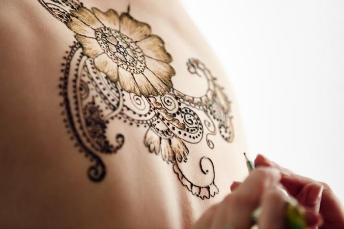 oblikovanje kane, začasna tehnika tetoviranja na prsih, oblikovanje kane za ženske