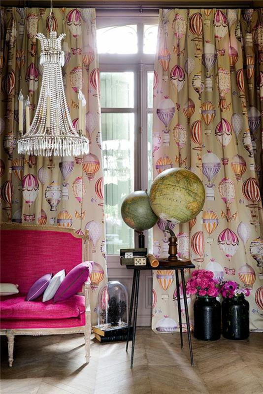 fuksija roza dnevna soba z zavesami z balonom na vroč zrak kozmopolitsko vzdušje baročni kristalni lestenec