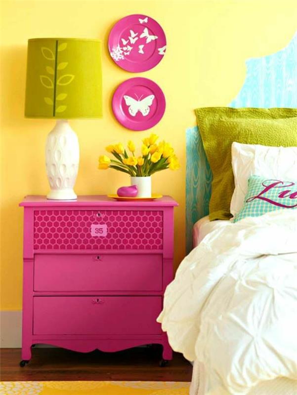 barva fuksije v glavni spalnici s pohištvom iz fuksije in okrasnimi posodami iz metuljev na steni