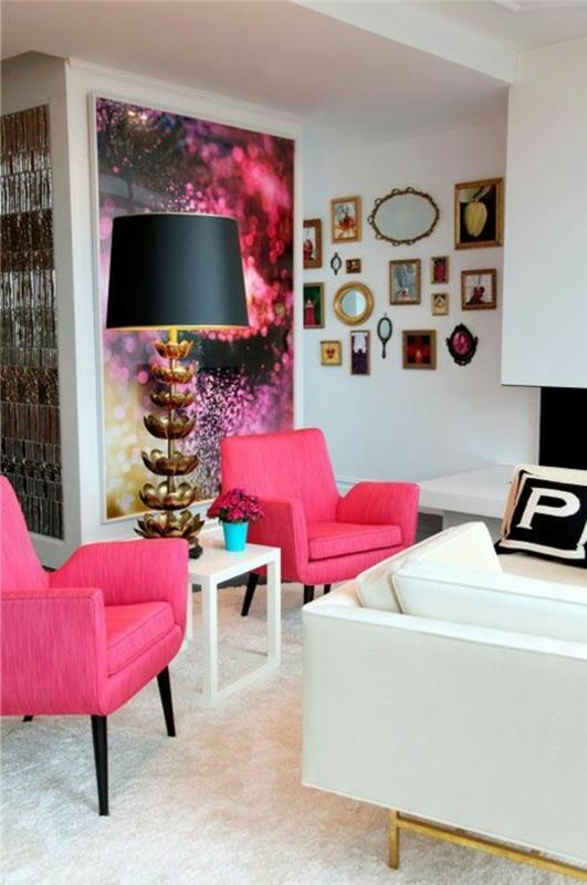 škrlatna barva v dnevni sobi v beli barvi z dekorativno ploščo in veliko mini slikami, luksuznim kosom