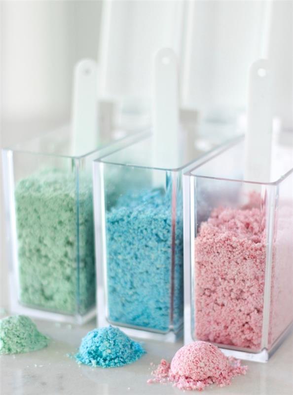 enostaven recept za barvni pesek za modeliranje iz otroškega pudra in otroškega olja