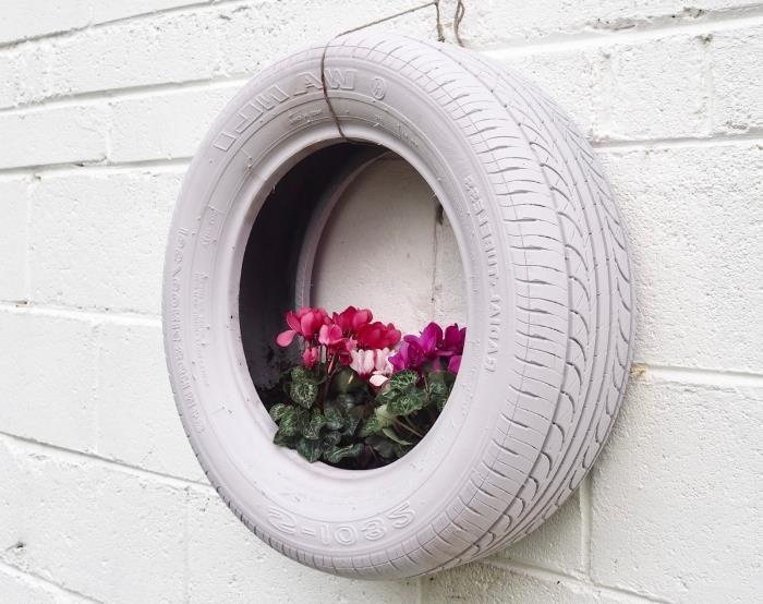 primer stenske dekoracije za vrt z recikliranim predmetom, model sadilnika DIY v reciklirani pnevmatiki, ki visi na steni