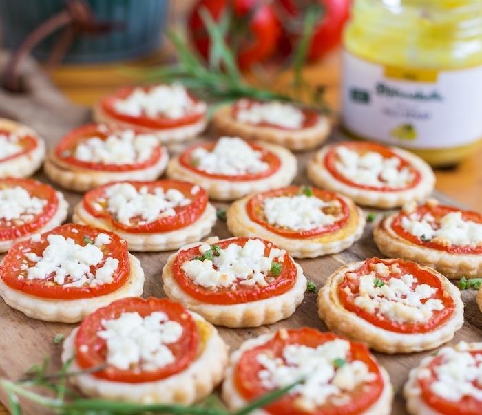 örnek aperatif tost, taze otlar ile süslenmiş dilim domates ve beyaz peynir ile mini milföy kütükleri