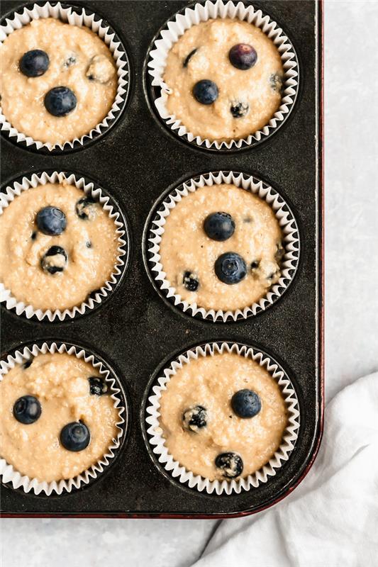 kako narediti brezglutenske muffine z ovsenimi kosmiči in mandljevim in borovničevim javorjevim sirupom