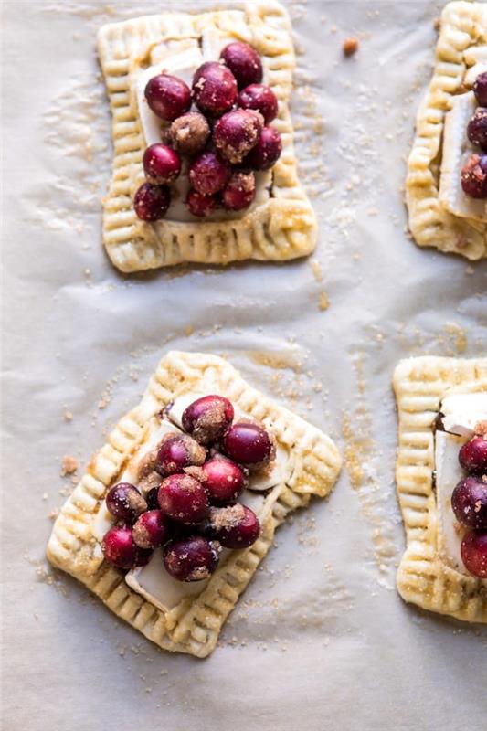 recept za predjed za uspešen vegetarijanski aperitiv, mini brie piškote in zamrznjene brusnice, primer luskastega aperitiva