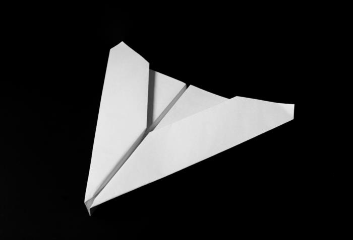 „Delta“ sklandytuvo modelio popieriaus sulankstymo pamoka, atlikta keliais lengvai atliekamais veiksmais