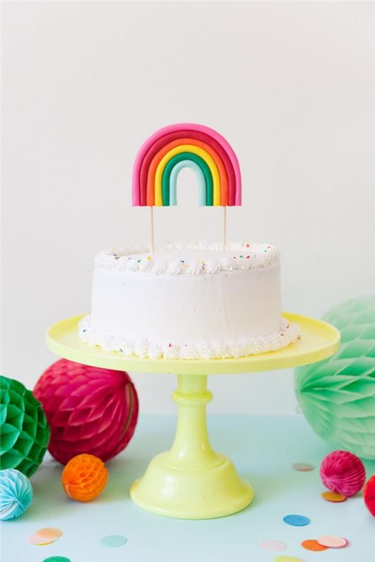 şeker hamurunda kalıplanmış gökkuşağı kek kabı ile tereyağı krema ile sevimli gökkuşağı pasta dekorasyonu