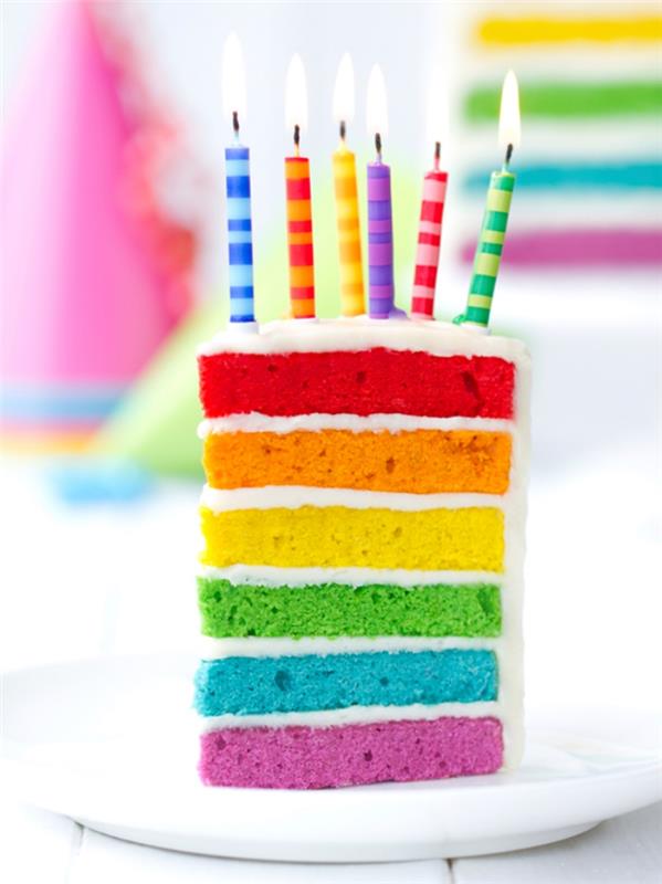 Her ortama uyum sağlayan gökkuşağı pastası, içindeki rengarenk sürpriziyle partiye renk katıyor.