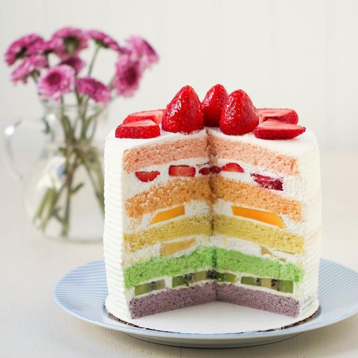 ideja čarobne torte, sestavljena iz biskvita različnih barv s koščki sadja med plastmi