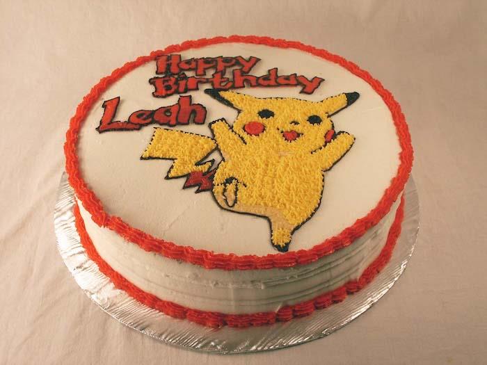 dekoracija torte iz pokemonov, biskvit iz vanilije, bela krema, risba pikachua, rojstnodnevna torta, srčkan pikachu