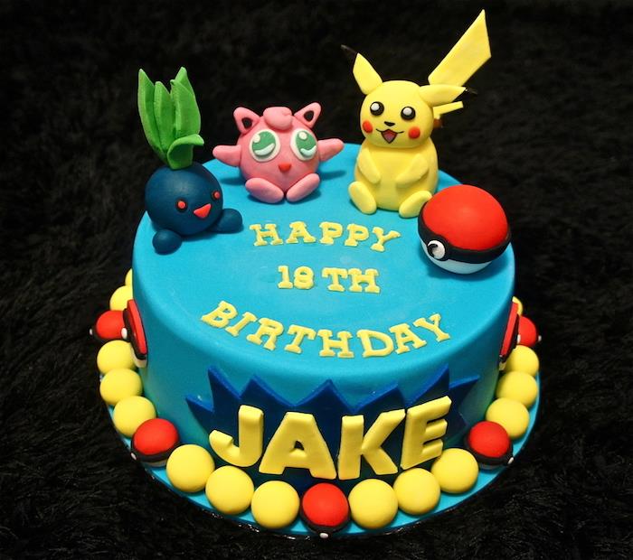 okras za torto pokemon, figurica pikachu, sladkorni pokeball, modra glazura, rumene črke, rojstnodnevna torta