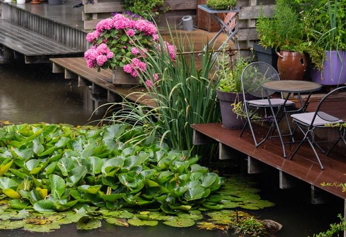 gölet ile bir zen bahçesi nasıl yapılır bahçe mobilyaları ferforje sandalye ve masa koyu ahşap veranda deco exterieure zen