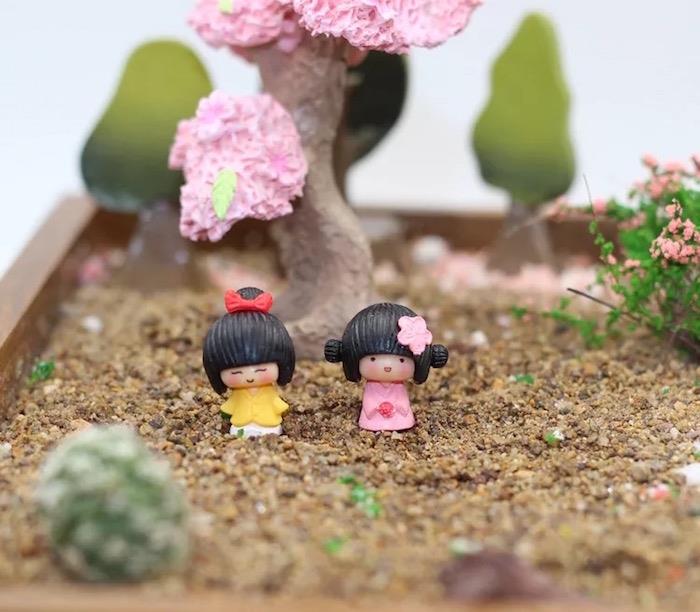 majhen notranji zen miniaturni vrt s peskom in japonskimi figuricami