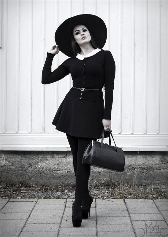 beyaz uçuş ve siyah ayak bileği botları, siyah şapka ve siyah beyaz makyaj ile siyah elbiseli basit kadın cadılar bayramı kostümü