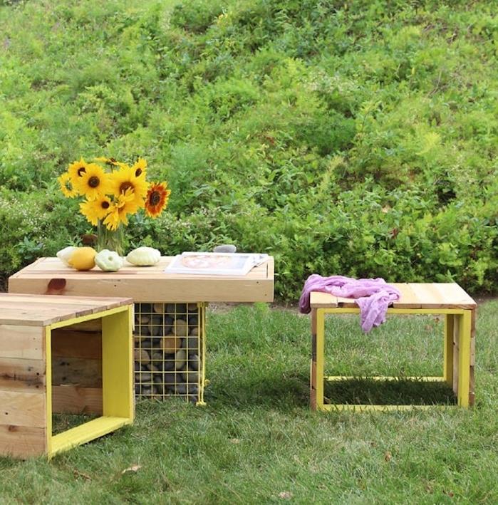 palet ve gabion masa ve palet ve metal plaka tabureler ile palet bahçe mobilyası modeli, yeşil bahçe