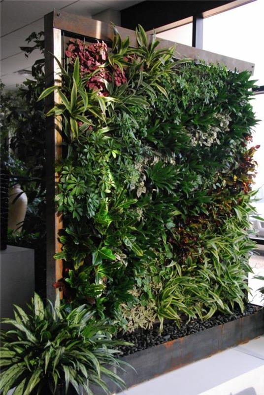 didelė patalpų žalia siena, vertikaliai auginami augalai moderniame interjere
