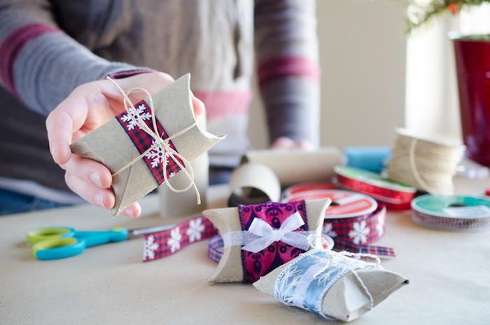 kako zaviti darilo, primer majhnih darilnih škatel v recikliran toaletni papir, okrašen s trakom in pentljo