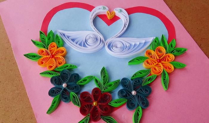 çiçek buketi, bir kalp ve iki kuş, kağıt süslemeli pembe tebrik kartı