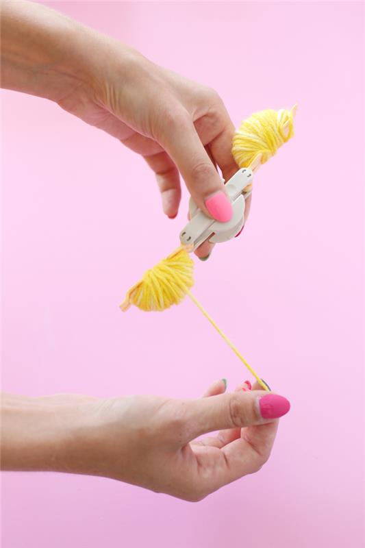 ideja za darilo, da sami naredite, kako narediti pompone z napravo, enostavna vadnica za izdelavo pomponov