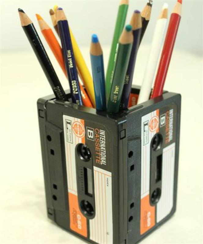 kaip pasidaryti pieštuko indelį, pagamintą iš perdirbtų kasečių, skirtų jūsų spalvų žymekliams laikyti