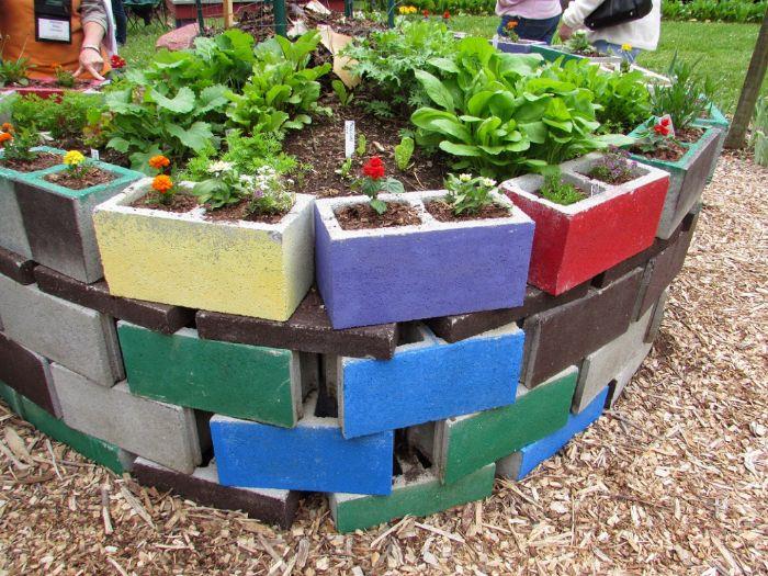 kako narediti zunanji vrt, gredico iz betonskih sejalnic, prebarvanih v različne barve