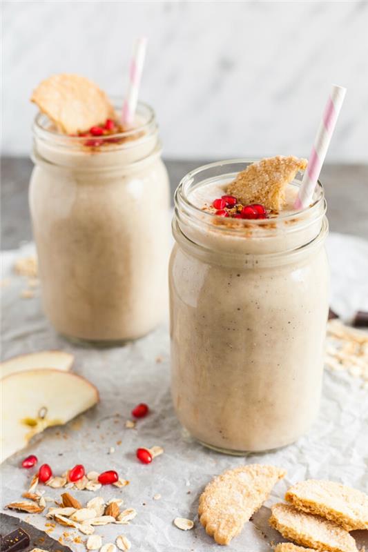 kako narediti bananin smoothie, lepo pijačo, okrašeno s semeni granatnega jabolka