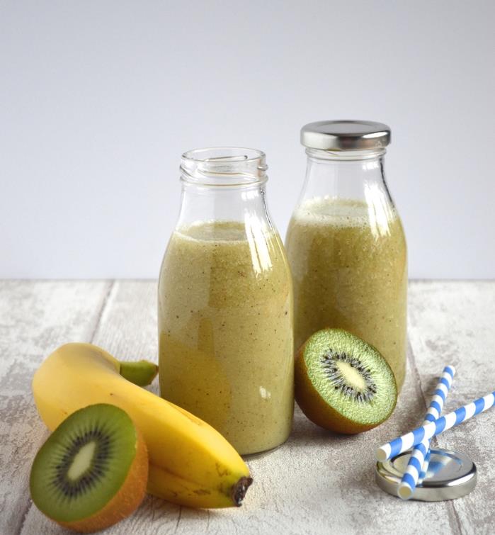 recept za smoothie iz banane, kivija in kokosove vode, okusen naravno sladek vitaminski napitek