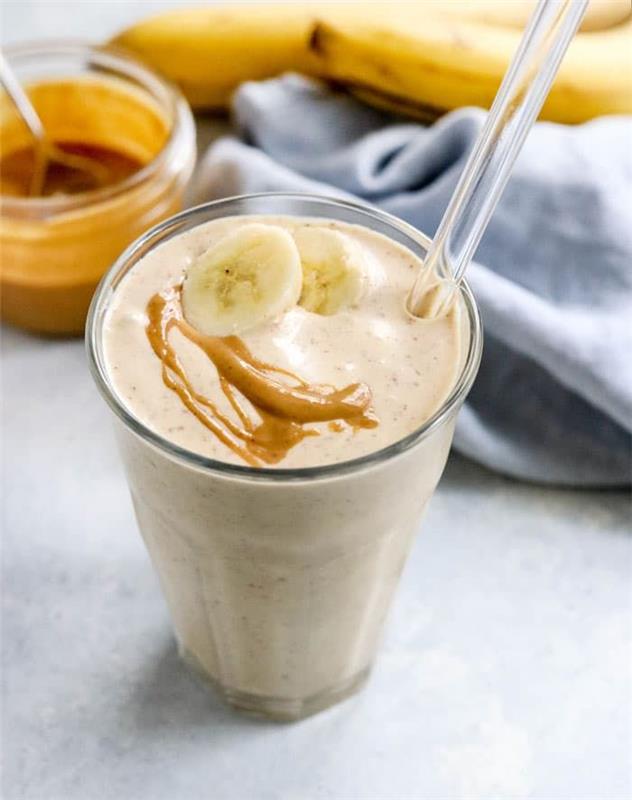 ev yapımı fıstık ezmeli muzlu smoothie nasıl yapılır kolay ve sağlıklı bir içecek örneği