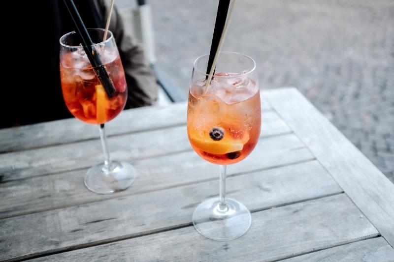 kako narediti spritz leseno mizo teraso za večerjo aperitiv piti kocke ledu