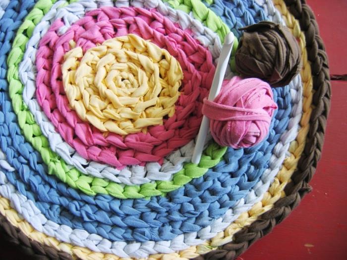 renklerde tığ işi kilim örneği, genç yatak odası dekorasyon objesi fikri, kendinizin yapması kolay; diy yuvarlak halı