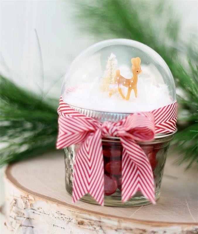 Kalėdų dekoracijos idėja pasigaminti patiems, retro saldainių dėžutės dangtelis, papuoštas pusiau rutulio kalėdiniu kraštovaizdžiu