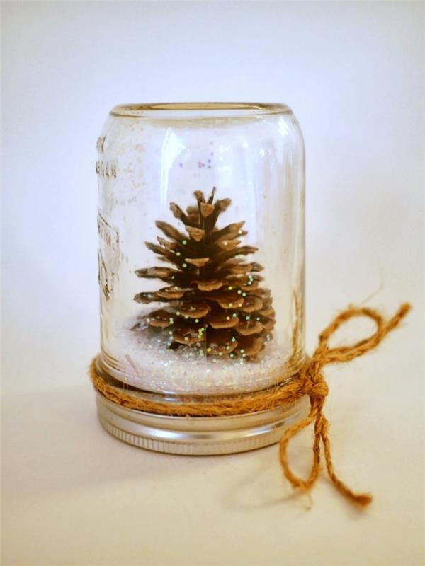 sami naredite snežno kroglo, stekleni kozarec, napolnjen z božičnimi storži, enostaven za izdelavo božičnega okrasja