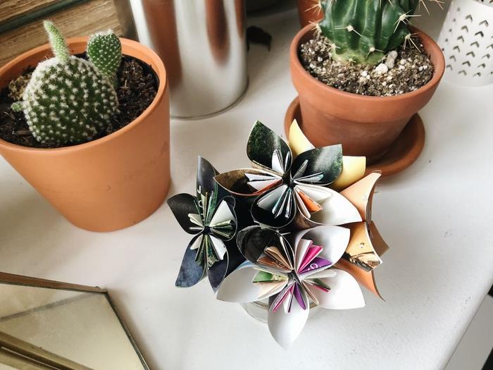 kaip padaryti popierinę gėlę, kad būtų sukurtas gražus pavasario dekoro akcentas, graži origami gėlių puokštė