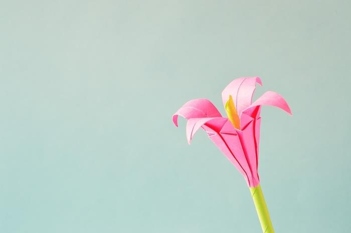 gražus origami modelis rožinės lelijos gėlėje ant žalio stiebo, originali idėja sukurti amžiną popierinių gėlių puokštę
