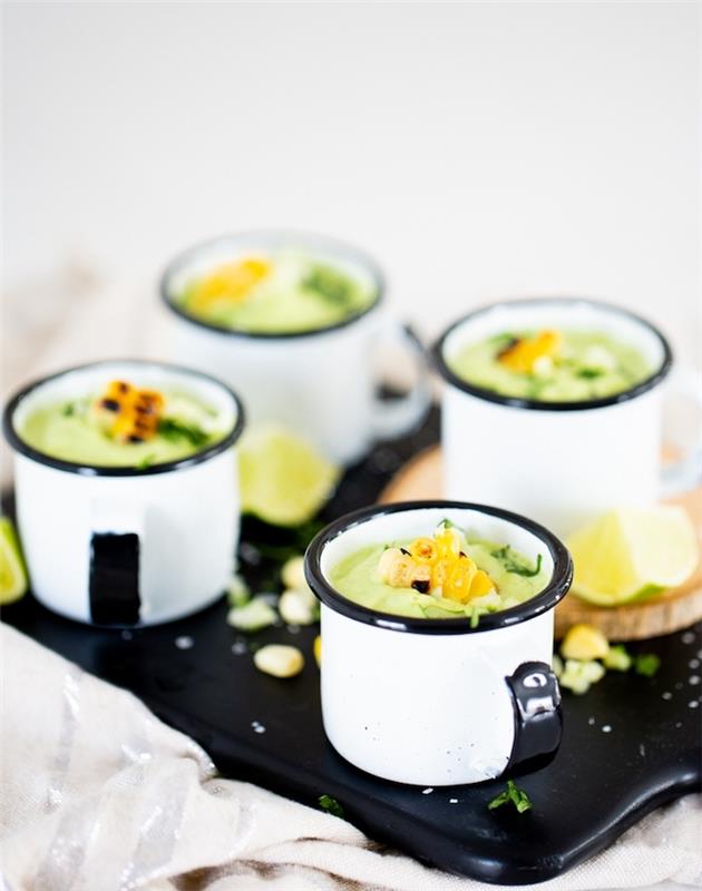 šalta avokadų agurkų sriuba, užpilta ant grotelių keptų kukurūzų puodelyje, avokado receptas