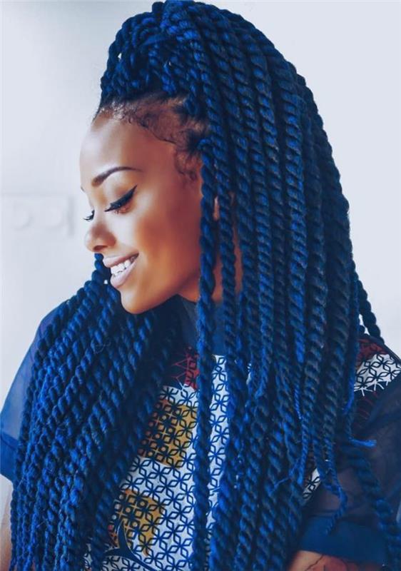 madinga afro moters šukuosenos idėja, afrikietiškos pintinės, mėlyni plaukai, slenkantys plaukai, suknelė