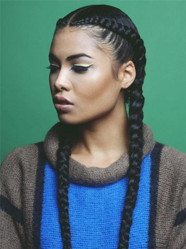mišrios rasės moters šukuosena, slenkantys plaukai, kviečių ausų pynė, egiptietiško tipo, megztinis, stiprus makiažas