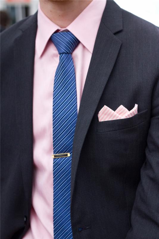srajca s kravato temno obleko modro roza moški