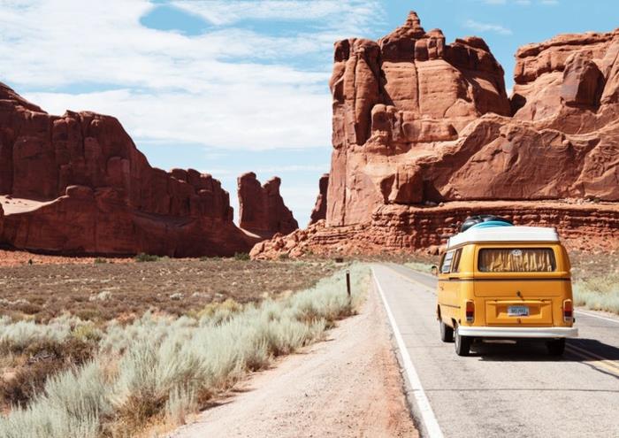 kova su judesio liga, geltonas autobusas, keliaujantis dykumoje, dykumos kraštovaizdis