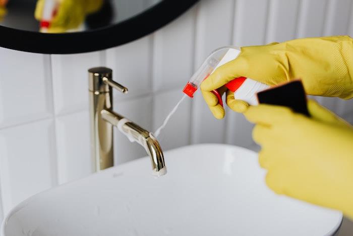 banyo nasıl temizlenir musluğu düzgün bir şekilde temizleyin